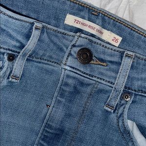 High-waisted levi jeans